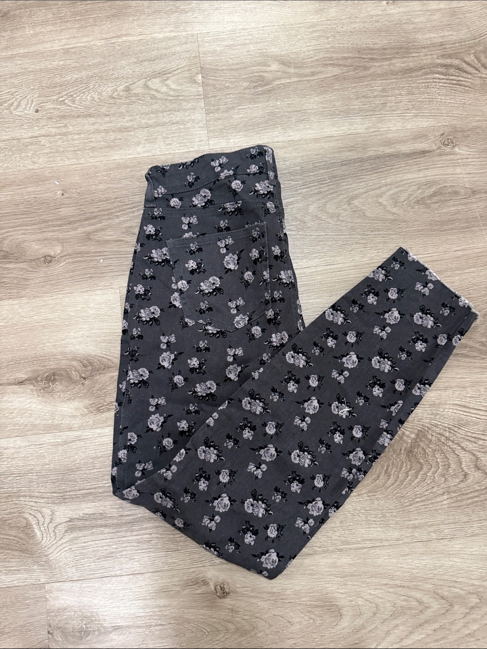 BONGO Women's Charcoal Floral Skinny Jeans